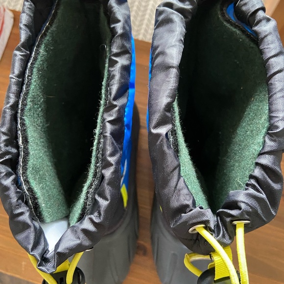 Sorel Flurry boys winter snow boots. EUC - Picture 5 of 5
